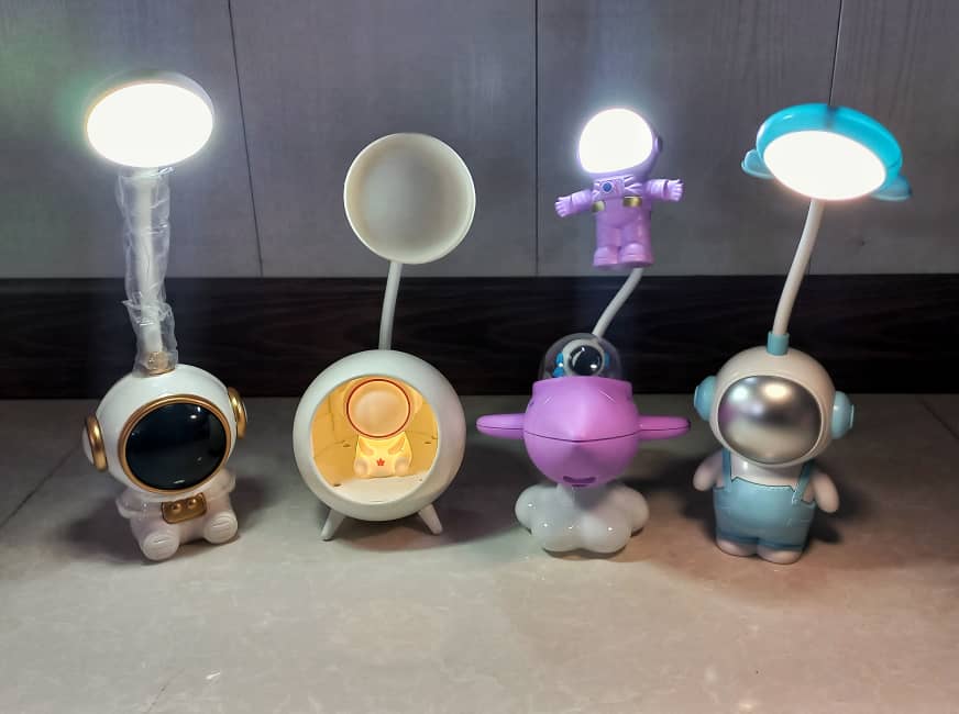 چراغ مطالعه طرح فضانورد